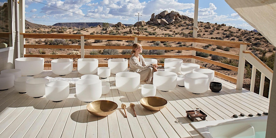 Hemi-synthesis: An immersive flow of binaural sound waves with quartz bowls